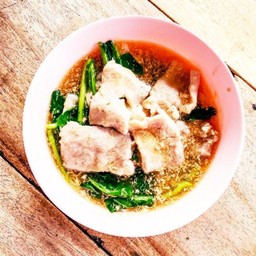 ราดหน้าเส้นใหญ่หมูนุ่ม