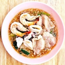 ราดหน้าเส้นใหญ่รวมมิตร