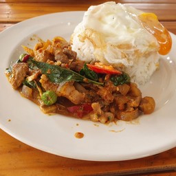 ผัดเผ็ดหมูป่าราดข้าว
