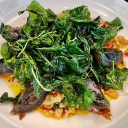 กะเพราไก่ไข่เยี้ยวม้า