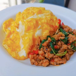 ข้าวกะเพราไข่ข้น