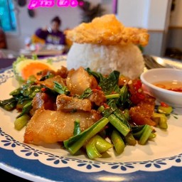ข้าวคะน้าหมูกรอบ+ไข่ดาว