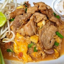 วุ้นเส้นผัดไทยหมูหมักกากหมู