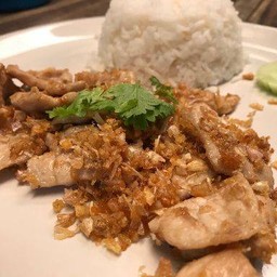 ข้าวราด ทอดกระเทียม พร้อมน้ำซุป (Stir-fried with Garlic with Rice)
