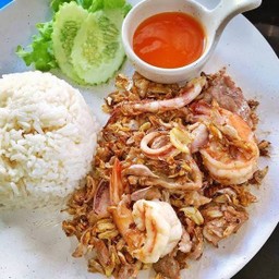 ข้าวรวมมิตรทอดกระเทียม