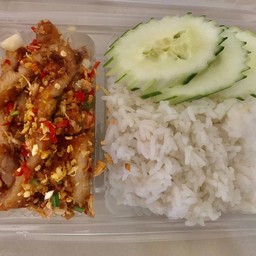 หมูสามชั้นผัดพริกเกลือราดข้าว