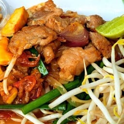 เส้นเล็กผัดไทยหมูหมักกากหมู