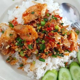 ข้าวรวมมิตรผัดพริกเกลือ