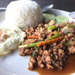 ข้าวราด ผัดน้ำมันหอย พร้อมน้ำซุป (Stir-fried with Oyster  Sauce with Rice)