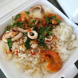 ข้าวกระเพรากุ้งหมึก+ไข่ดาว