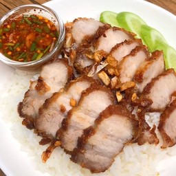 หมูสามชั้นทอดน้ําปลา (ราดข้าว)