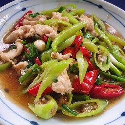ผัดไก่ใส่พริกหยวกราดข้าว