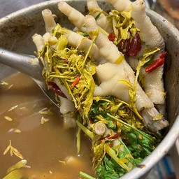 ต้มส้มตีนไก่ใส่ใบมะขามอ่อน