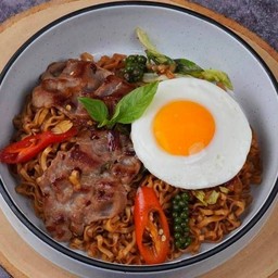 มาม่าเผ็ดผัดแห้ง รสผัดขี้เมา +ไข่ดาว