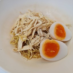 บะหมี่ไก่ฉีกไข่มะตูม(ไม่ผัก)