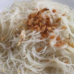 เส้นหมี่คุกกระเทียมเจียว