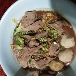 ก๋วยเตี๋ยวเนื้อน้ำตกชาย 4 หลักกิโลยักษ์  ชมพู