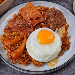 มาม่าเผ็ดผัดแห้ง รสหมาล่า + ไข่ดาว