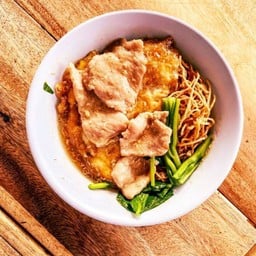 ราดหน้าบะหมี่กรอบหมูนุ่ม+กุ้ง