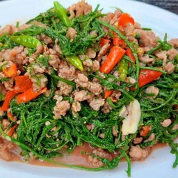 ข้าวหน้ากระเพราหมูสับใส่ชะอม