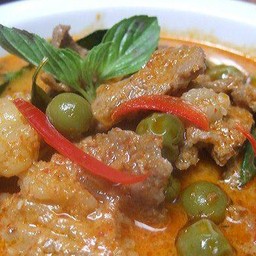 แกงเผ็ดเนื้อมะเขื้อ