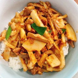 ข้าวผัดพริกแกงหน่อไม้ดอง