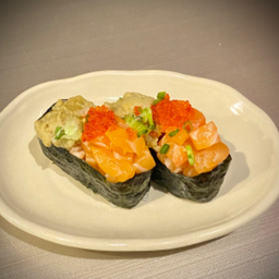 ข้าวปั้นแซลมอนสับ มันปู 1 คู่