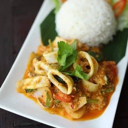 ข้าวผัดผงกะหรี่หมึก