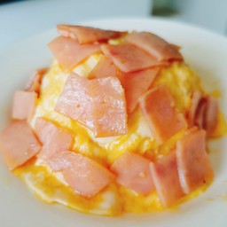 ข้าวไข่ข้นแฮม