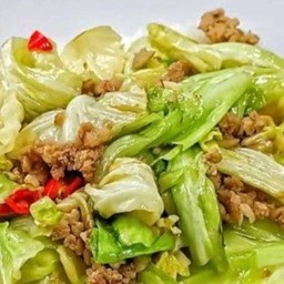 ผัดกระหล่ำปลีหมูสับราดข้าว