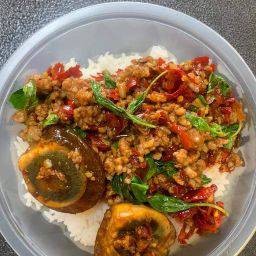 ข้าวราด กะเพราพริกแห้งไข่เยี่ยวม้า