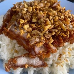 ข้าวหมูทอดซิกเนเจอร์ โรยกระเทียมเจียว