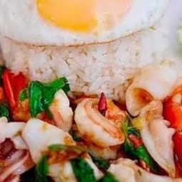 กระเพราทเลไข่ดาวราดขาว