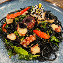 F23. สปาเก็ตตี้หมึกทาโกะ(ผัดขี้เมาเส้นดำ)