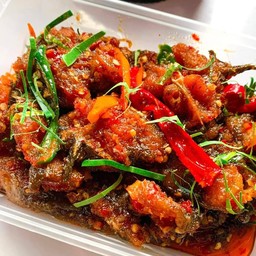 ข้าวราดผัดพริกแกงปลาดุกทอดกรอบ(ฟรีไข่ดาว)