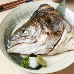 หัวปลาแซลมอนย่างเกลือ