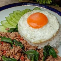 ผัดกระเพราหมูไข่ดาวราดข้าว