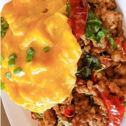 กระเพราหมูพริ๊กแห้งไข่ข้น