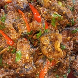 ข้าวราดกะเพราปลาดุกทอดกรอบ(ฟรีไข่ดาว)