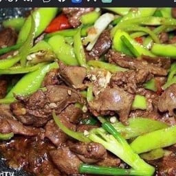 ผัดพริกหยวกเครื่องในไก่ราดข้าว(ฟรีไข่ดาว)