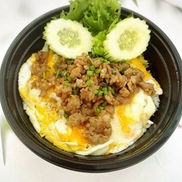 ข้าวไข่คนหมูสับกระเทียม