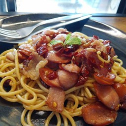 F15. สปาเก็ตตี้เบคอนไส้กรอกผัดพริกแห้ง