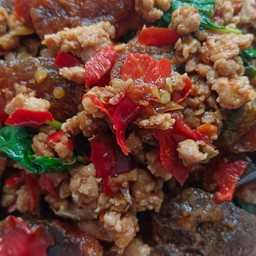 ข้าวกระเพราไข่เยี่ยวม้า