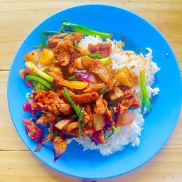 ผัดพริกเผาหมูราดข้าว
