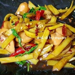 ข้าว กะเพราหน่อไม้+ไส้กรอกไก่