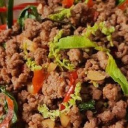 กระเพราเนื้อเป็นกับ