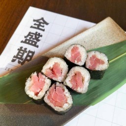 TEKKA MAKI / ข้าวห่อสาหร่ายใส้ปลาทูน่า