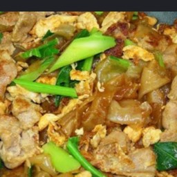 ผัดซีอิ๋วเส้นใหญ่หมู