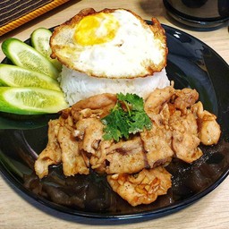 ข้าวราดหมูนุ่มทอดกระเทียมพริกไทย