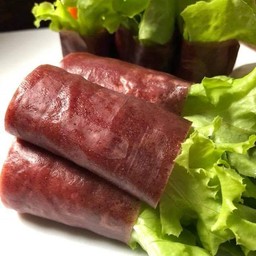 สลัดโรลห่อแผ่นแป้งไรซ์เบอร์รี่